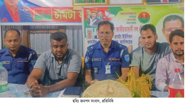 বিএনপির ক্লাবে নেতাদের মাঝে বসে ছবি তুললেন এএসআই, দেখা দিলো বিতর্ক