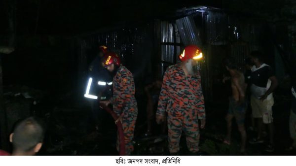 পান্থ সড়কে ভয়াবহ অগ্নিকান্ডে বসতবাড়ি পুড়ে ছাই