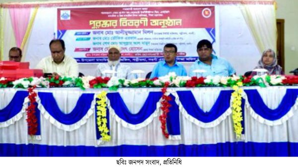 পত্নীতলায় কৃতি শিক্ষার্থীদের পুরষ্কার বিতরণ