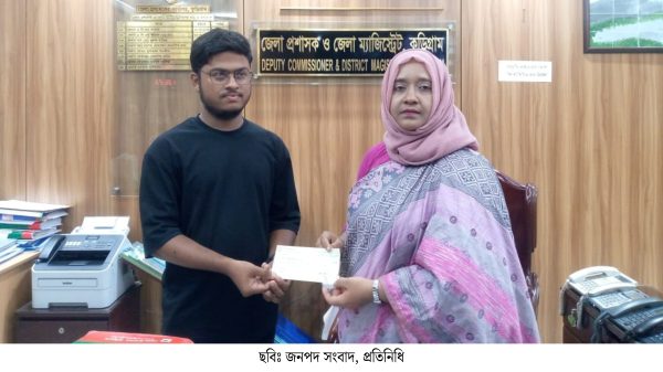 এসএসসি পরীক্ষার শীর্ষস্থানকারী আপনের পাশে দাঁড়ালেন জেলা প্রশাসক