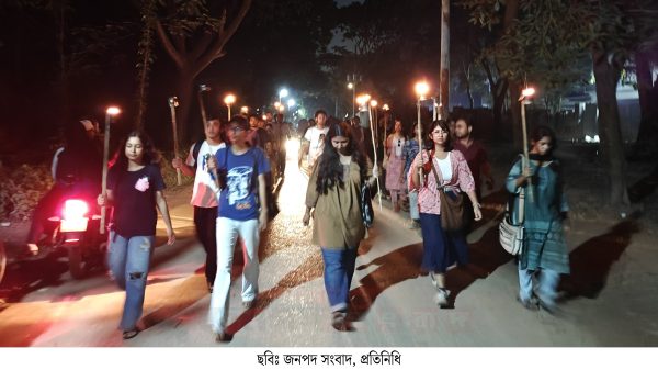 মাইলস্টোন স্কুল অ্যান্ড কলেজেআর শিক্ষার্থীদের প্রতি সংহতি জানিয়ে জাবিতে মশাল মিছিল