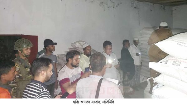 ঠাকুরগাঁওয়ে সেনা অভিযানে ৯৪৭ বস্তা সার উদ্ধার