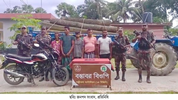 ভারতে কাঠ পাচারকালে পত্নীতলা বিজিবি’র হাতে আটক ৫ চোরাকারবারি