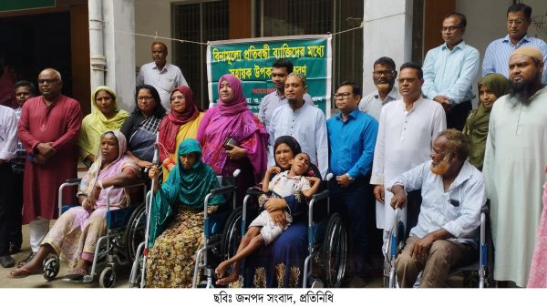 কুড়িগ্রামে শিশু সহ চার প্রতিবন্ধী মানুষের মাঝে বিনামূল্যে হুইল চেয়ার বিতরণ