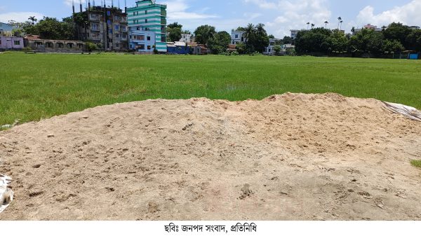 বাণিজ্য মেলার আয়োজনে কটিয়াদী সরকারি কলেজ মাঠ বিনষ্ঠ