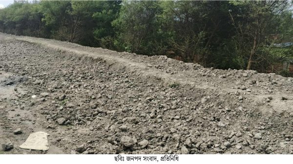 কুয়াকাটায় সড়ক নির্মাণে অনিয়মের অভিযোগ বালুর পরিবর্তে মাটি দিয়ে চলছে রাস্তার কাজ