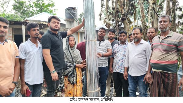 শিবগঞ্জের অগ্নিকাণ্ডে ক্ষতিগ্রস্ত পরিবারের পাশে দাঁড়ালেন কেন্দ্রীয় ছাত্রদলের নেতা শাকিল