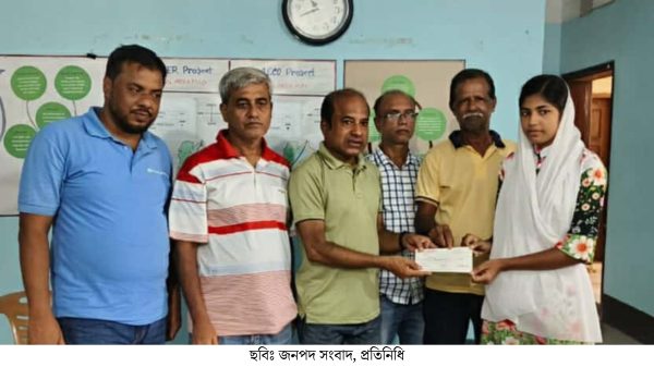 আমতলীতে ফ্রি ল্যান্সিং প্রশিক্ষন প্রাপ্ত সদস্যদের মাঝে চেক বিতরণ