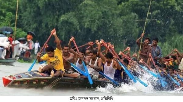 মাদারীপুরে গ্রামবাংলার ঐতিহ্যবাহী নৌকা বাইচ প্রতিযোগিতা