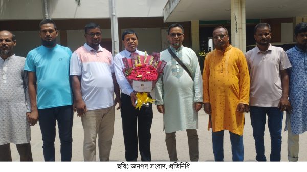 কুড়িগ্রামে নবাগত ডিসিকে ফুলের শুভেচ্ছা জানালো এবি পার্টি নেতৃবৃন্দ