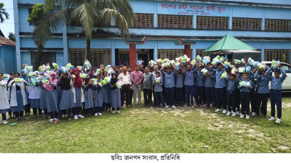 কুড়িগ্রামে তিনটি স্কুলের শিক্ষার্থীদের মাঝে দুদকের শিক্ষা উপকরণ বিতরন