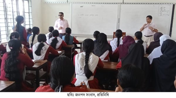 ঠাকুরগাঁওয়ে বিদ্যালয় পরিদর্শনে গিয়ে ক্লাস নিলেন ইউএনও