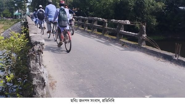 কুড়িগ্রামে আরসিসি গার্ডার ও পলেস্তারা খসে চরম ঝুঁকিতে দুটি সেতু