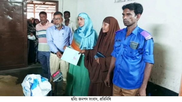 শিবগঞ্জে ভিডব্লিউবি কর্মসূচির চাল বিতরণ